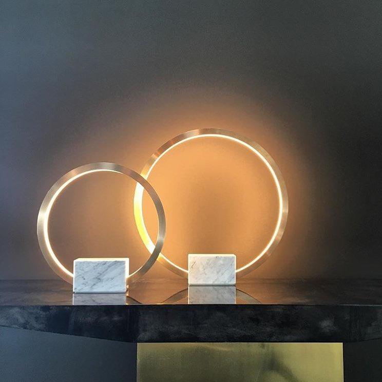 Lámpara de mesa portal