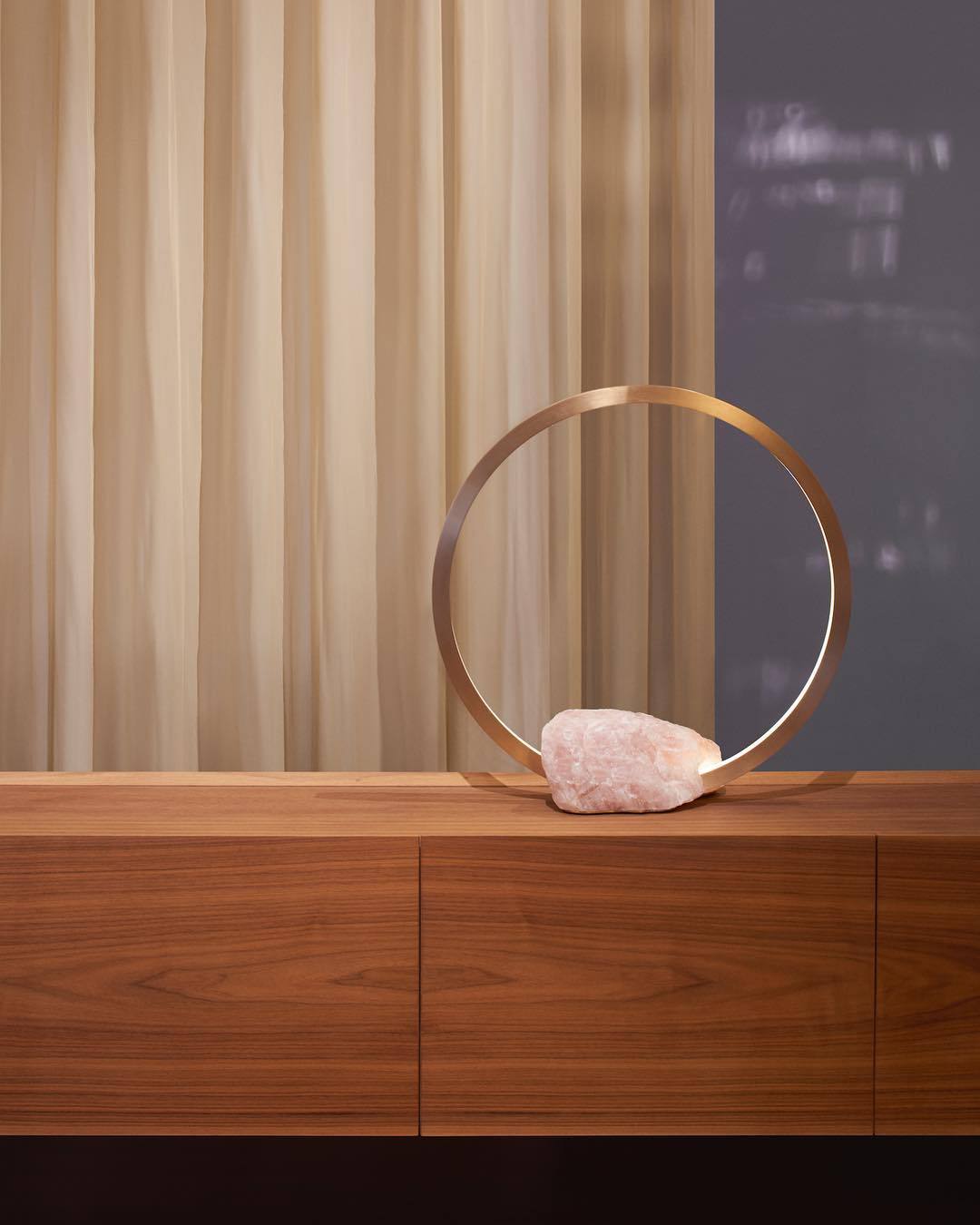 Lámpara de mesa portal