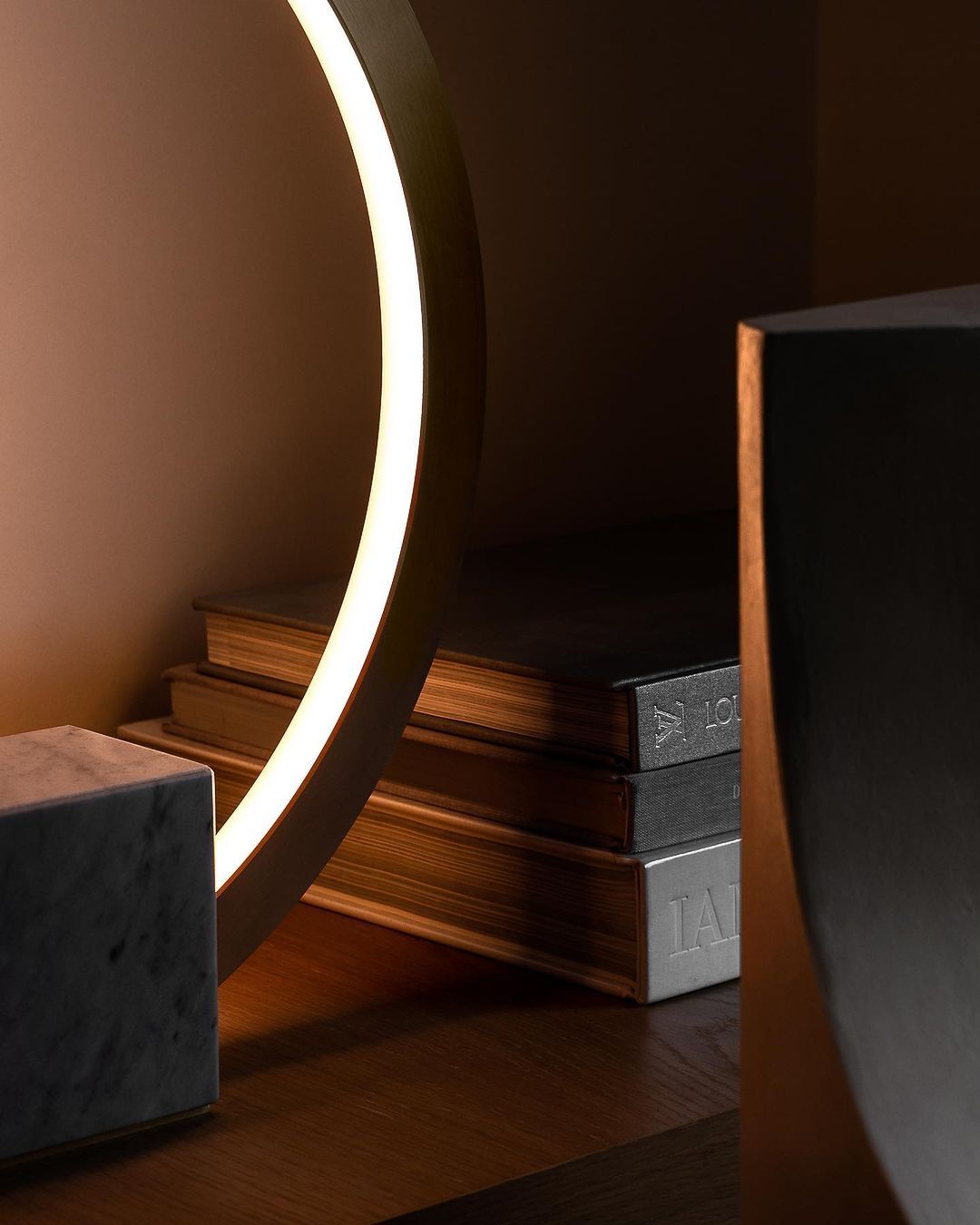 Lámpara de mesa portal