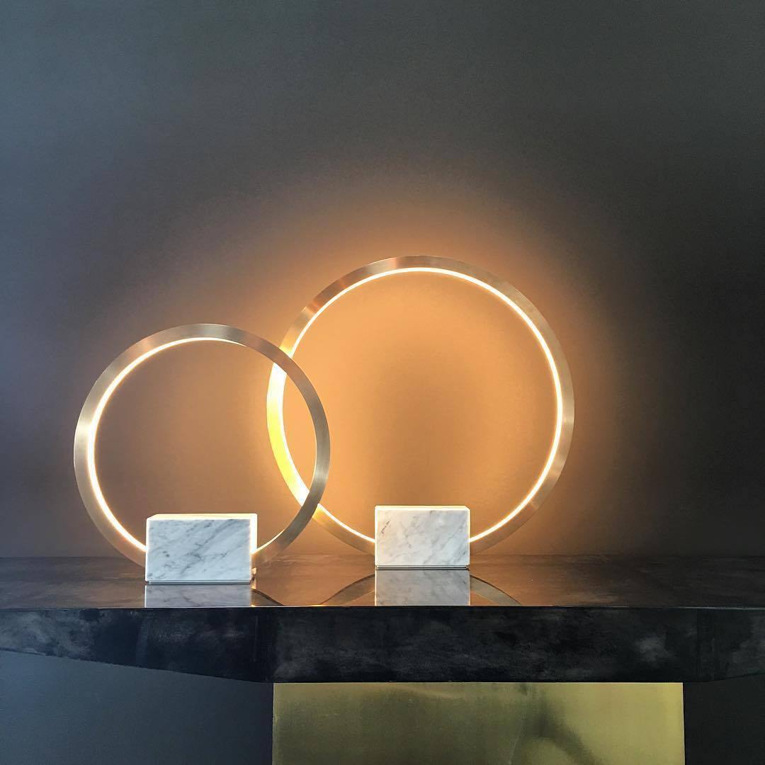 Lámpara de mesa portal
