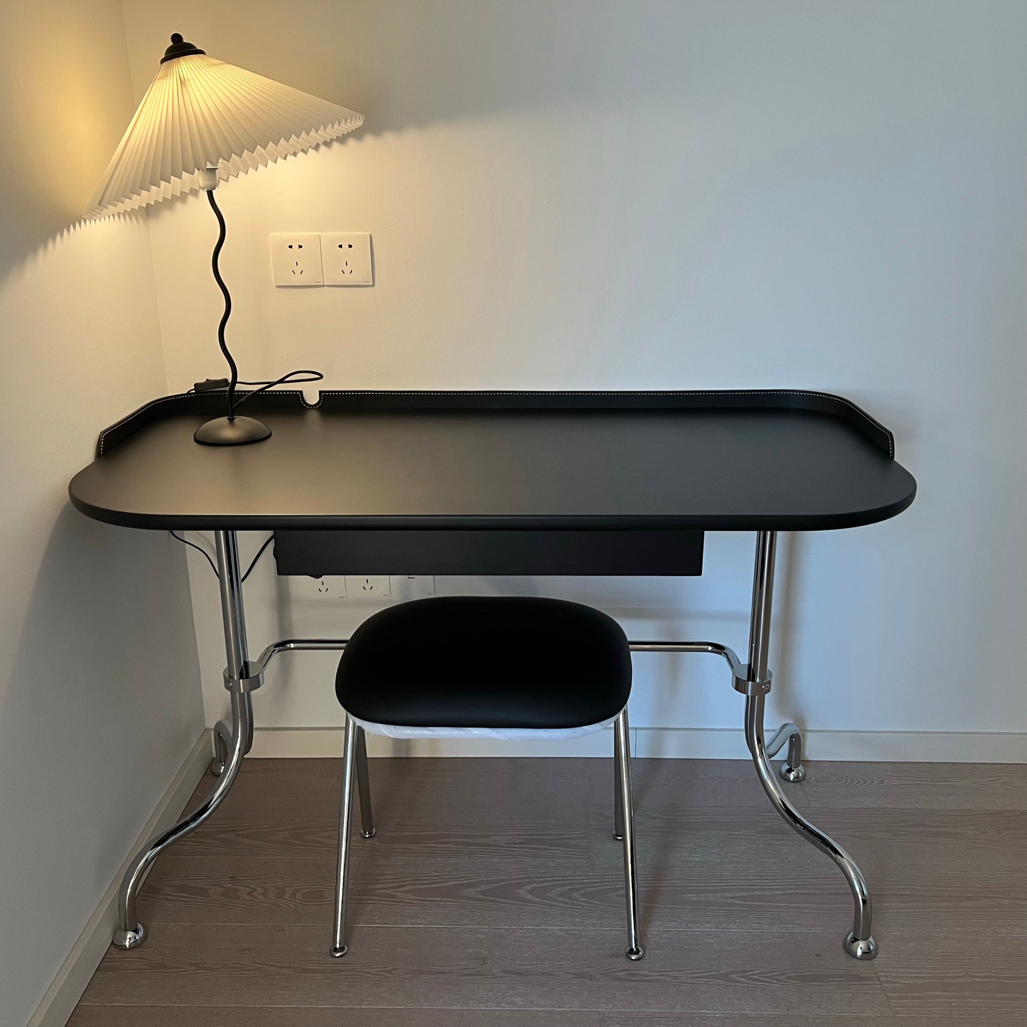 Schnörkel-Tischlampe