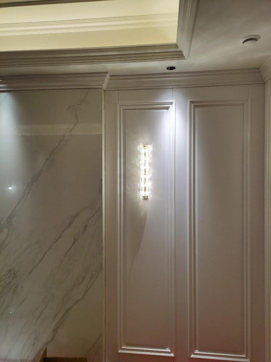 Water-grained glass wall lamp