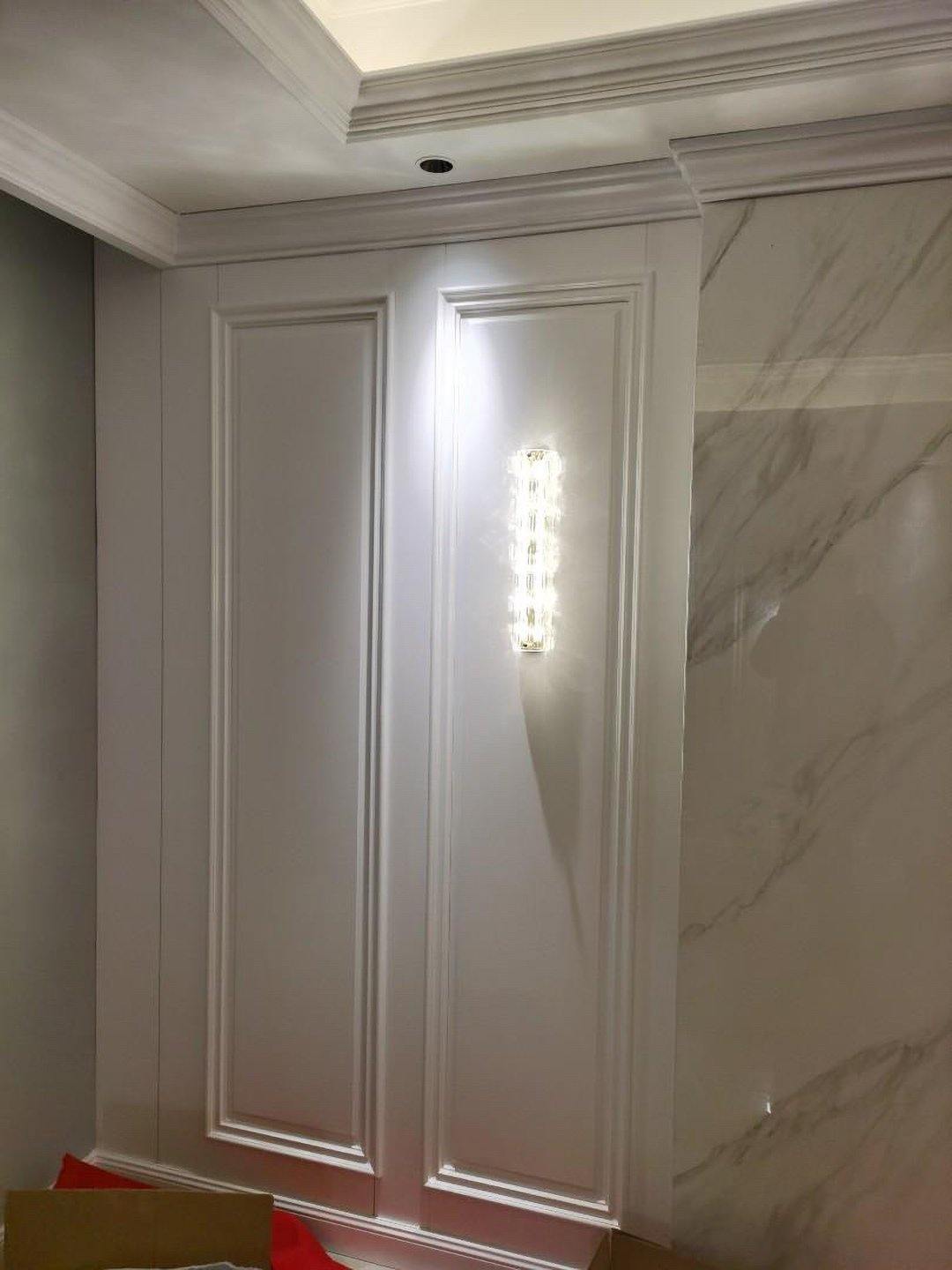 Water-grained glass wall lamp