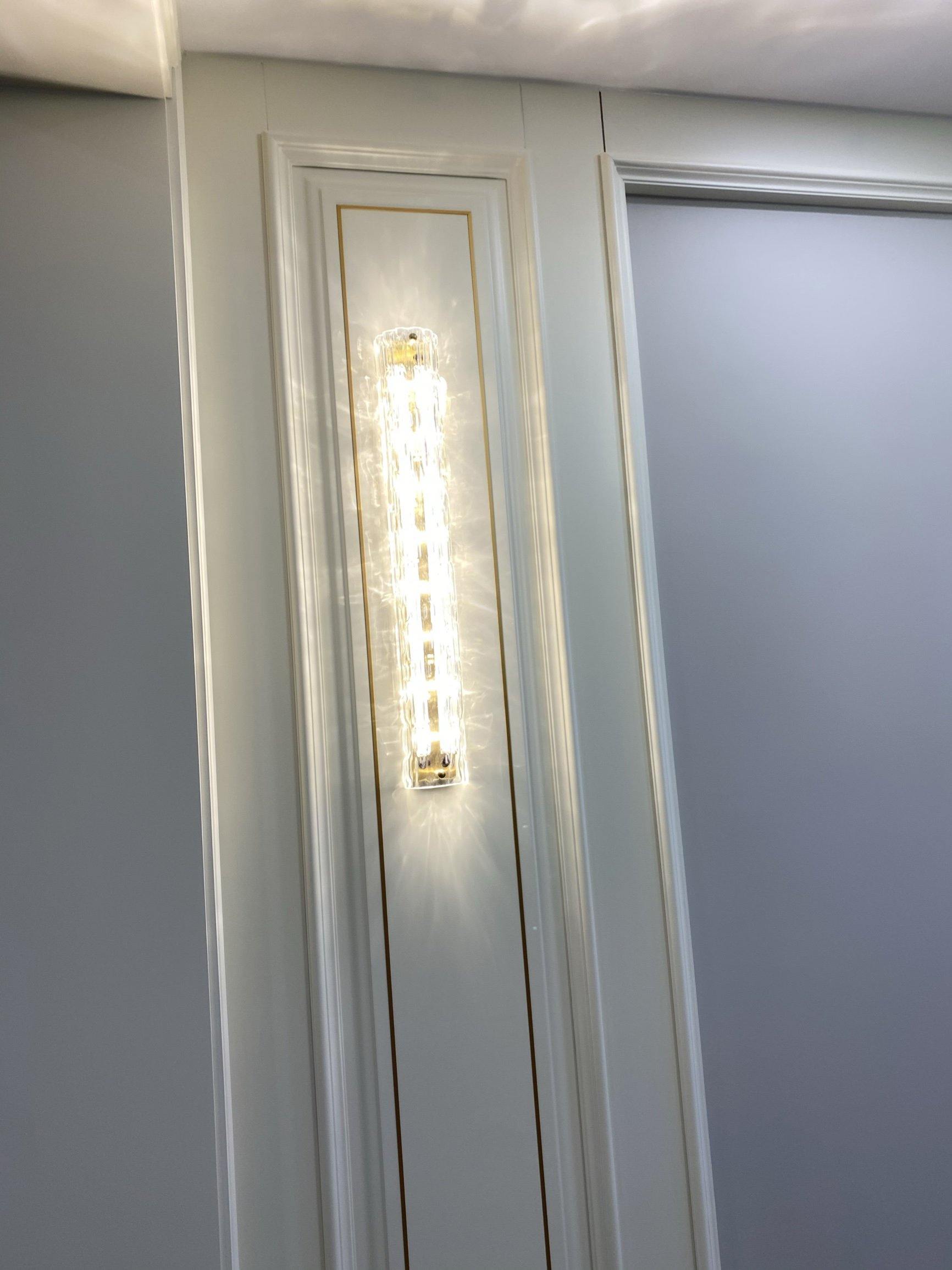 Water-grained glass wall lamp