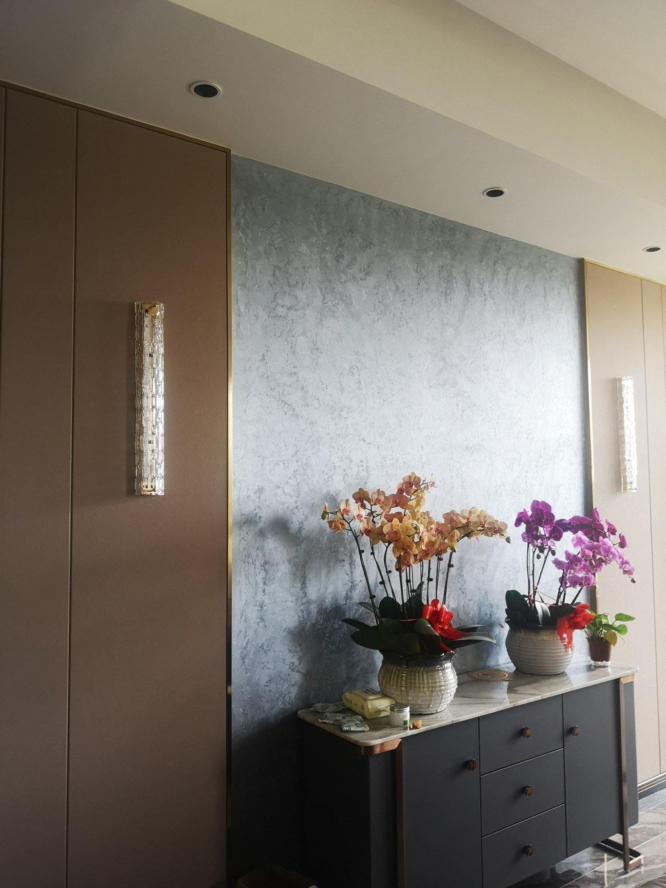 Water-grained glass wall lamp