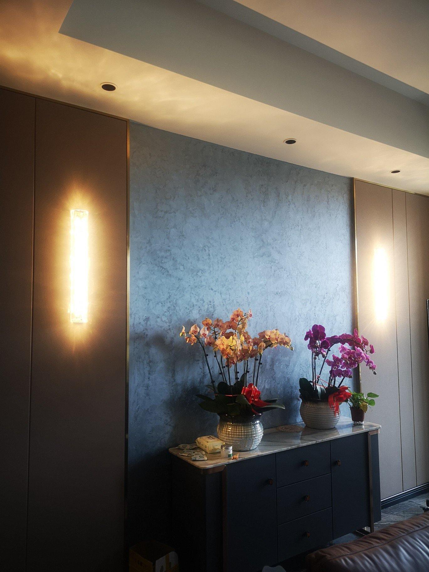 Water-grained glass wall lamp