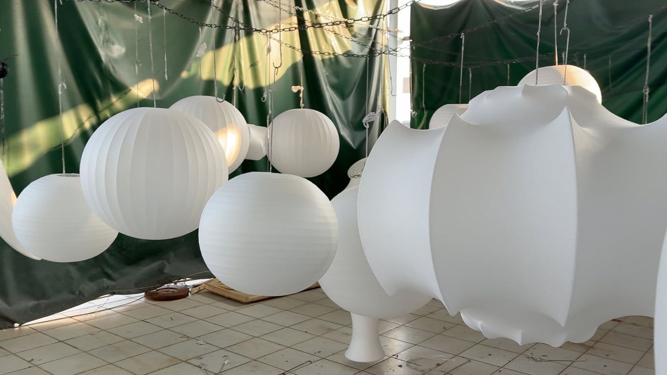 From a single thread to light and shadow in your hands, discover the making of the Nelson series.