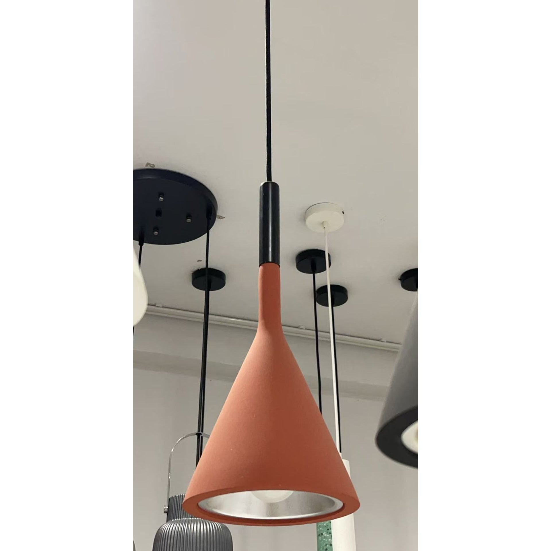 Lampe à suspension en résine Aplomb