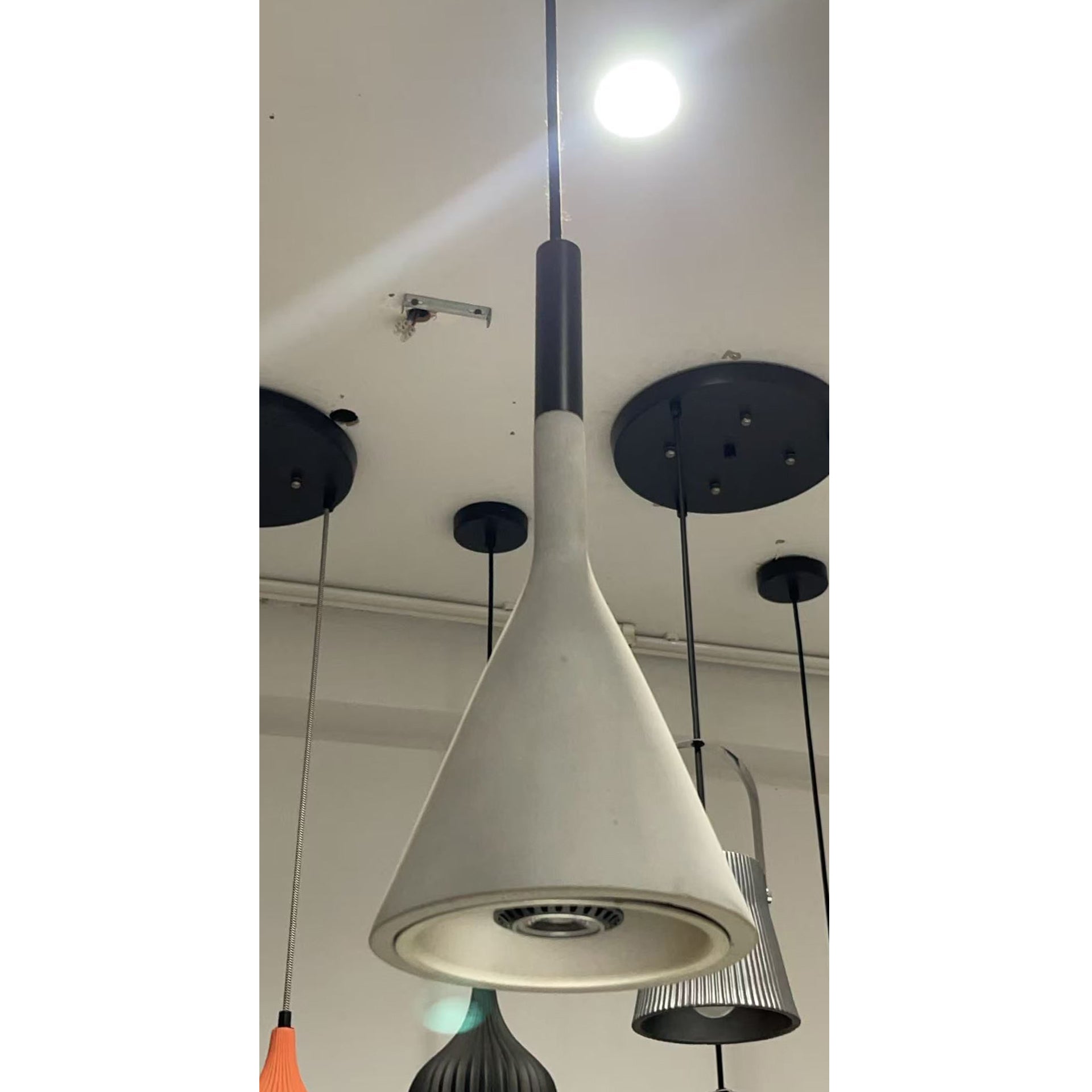 Lampe à suspension en résine Aplomb