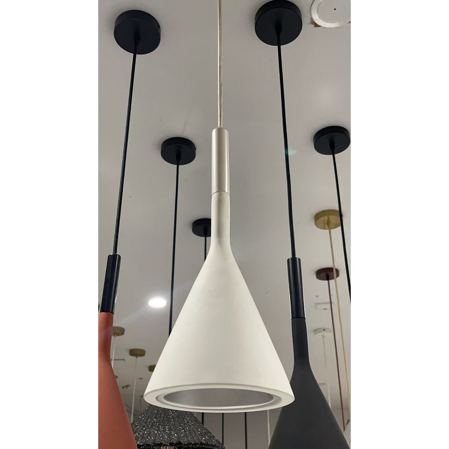 Lampe à suspension en résine Aplomb