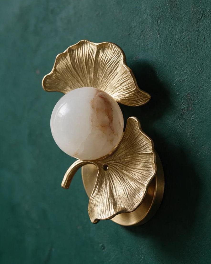 Halcyon Alabaster Ginkgo Wandleuchte