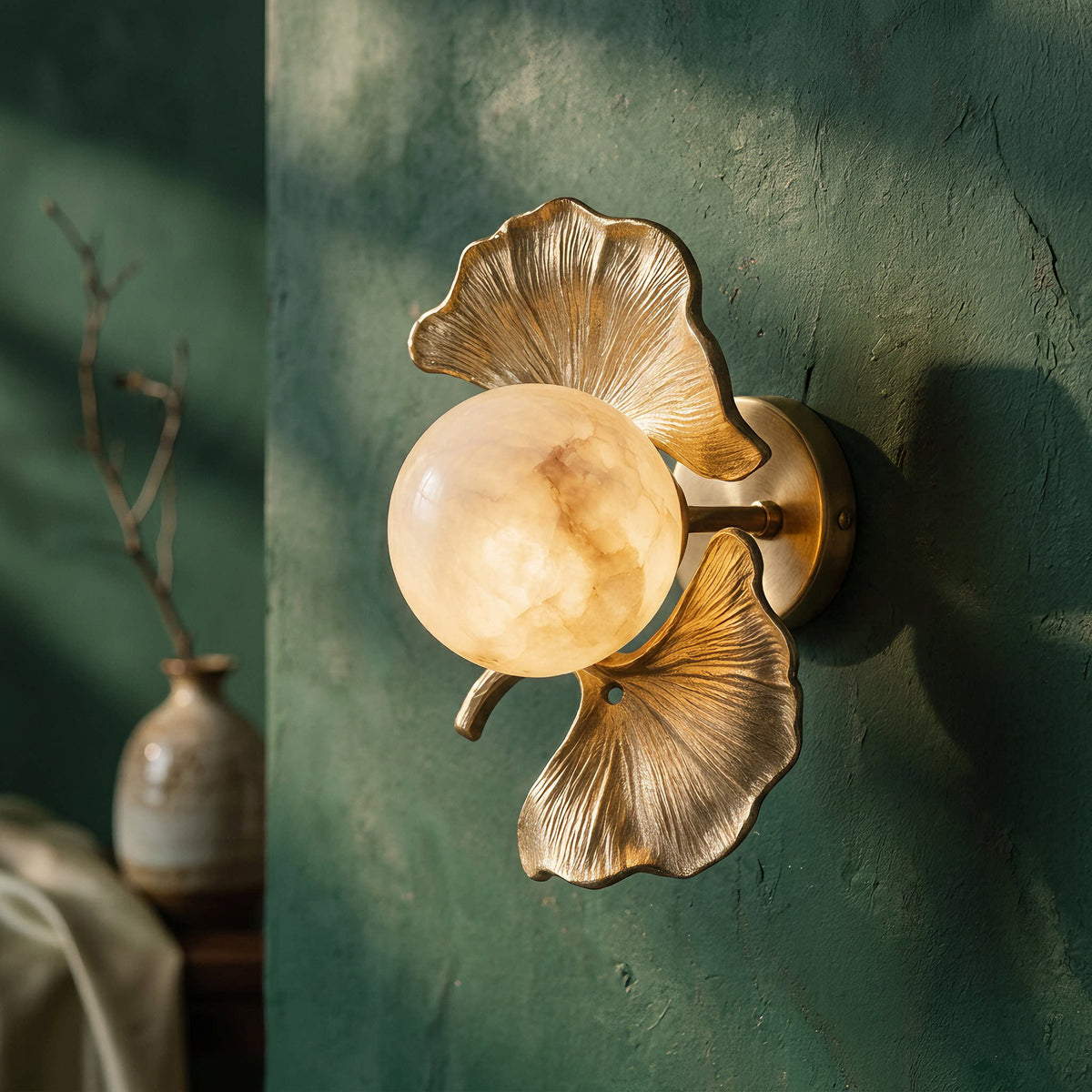 Halcyon Alabaster Ginkgo Wandleuchte