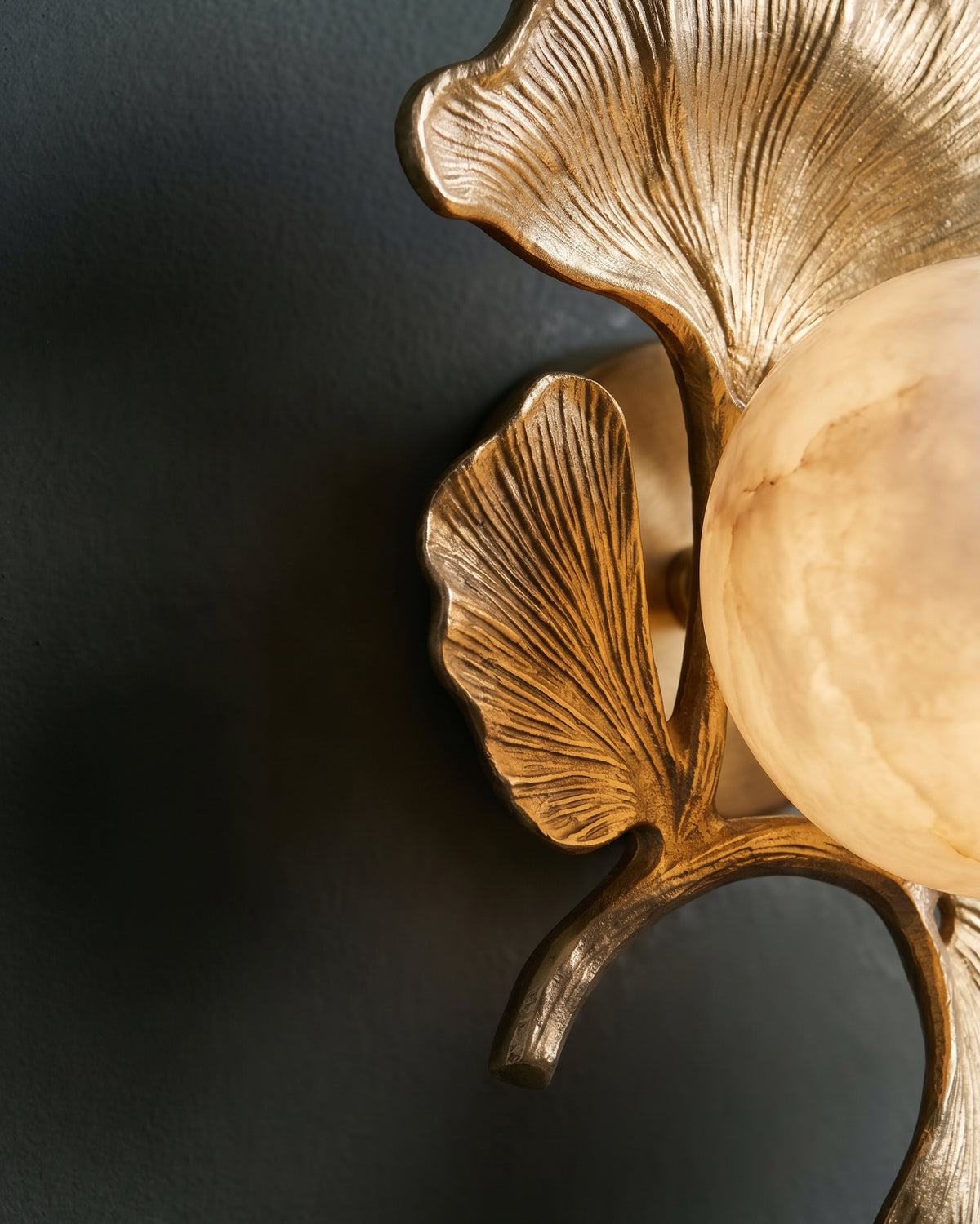Halcyon Alabaster Ginkgo Wandleuchte