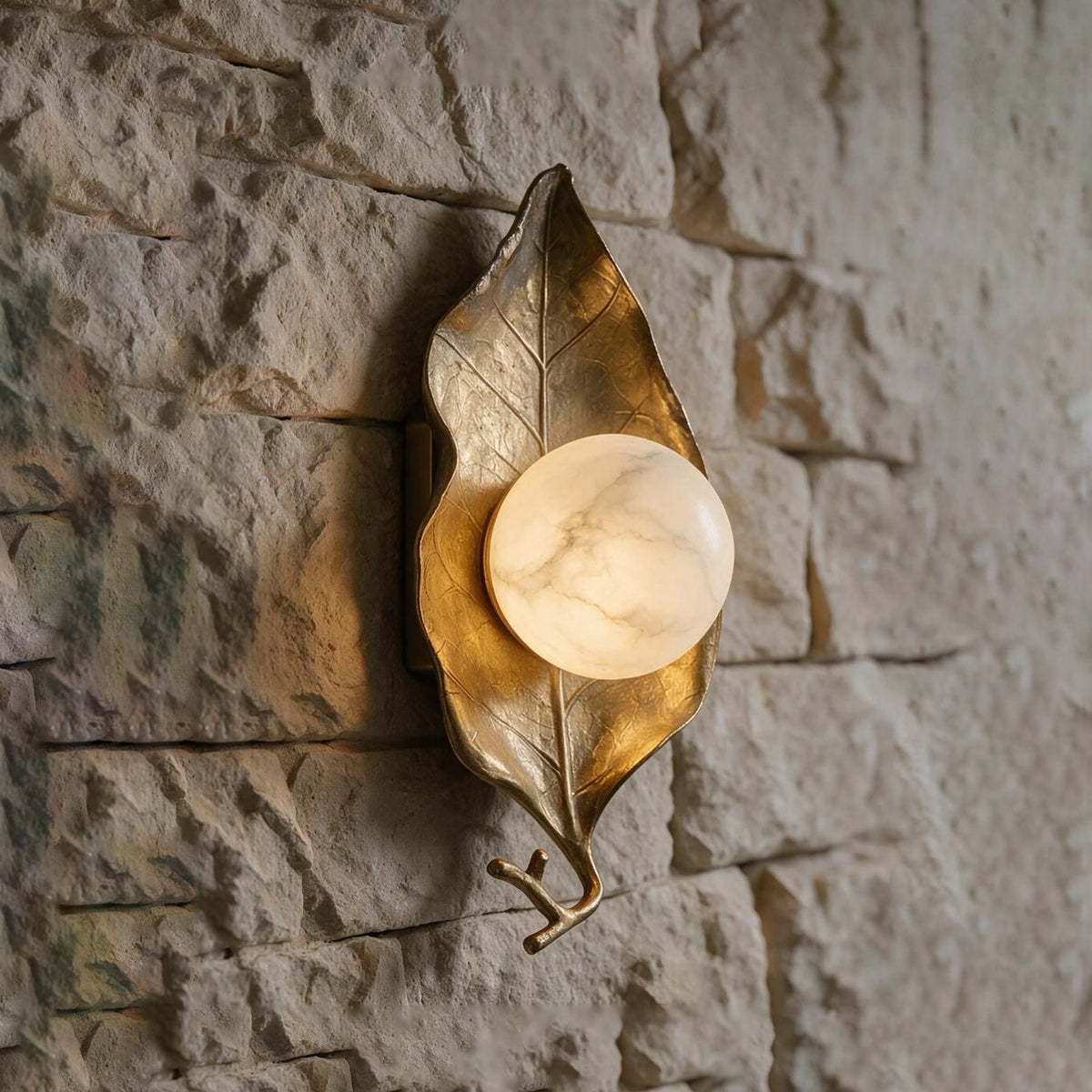 Halcyon Alabaster Ginkgo Wandleuchte
