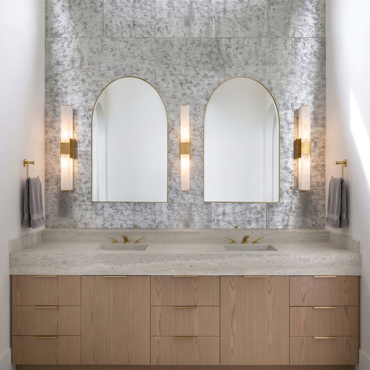 مصباح Kensington Alabaster الجداري