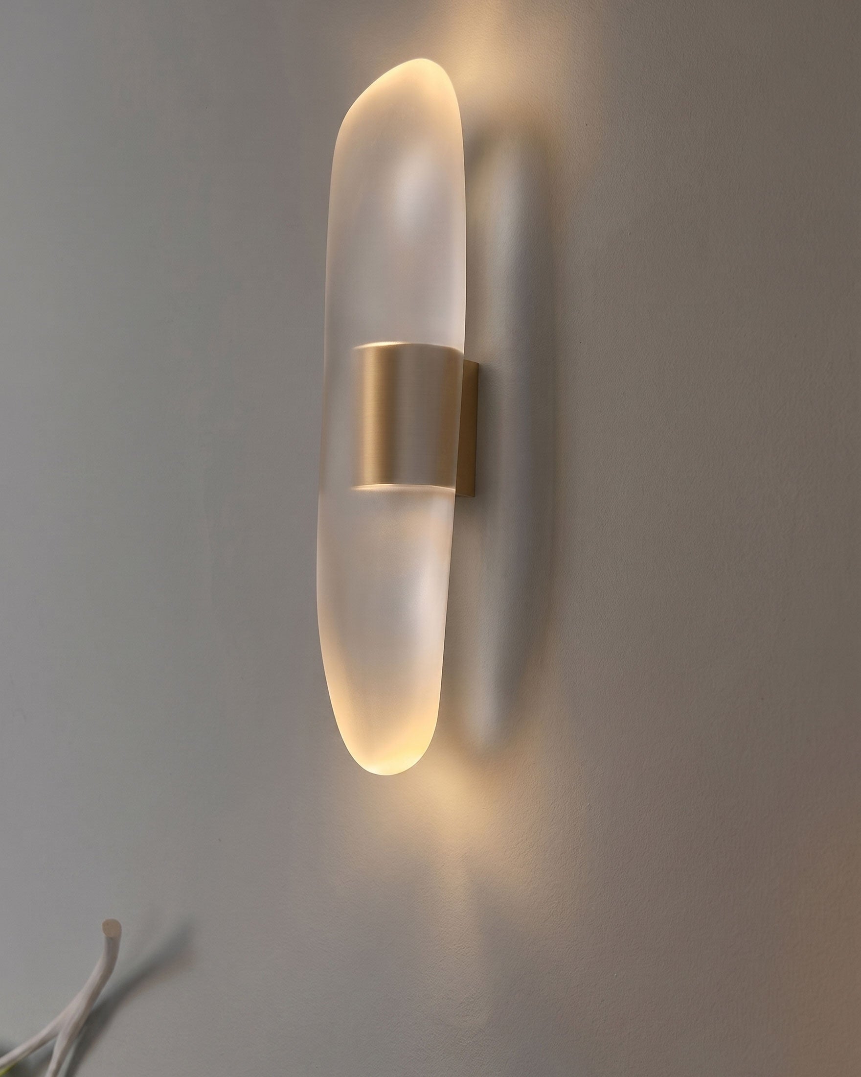 Rayonshine Lowen Resin Wall Sconce — Detail View 18