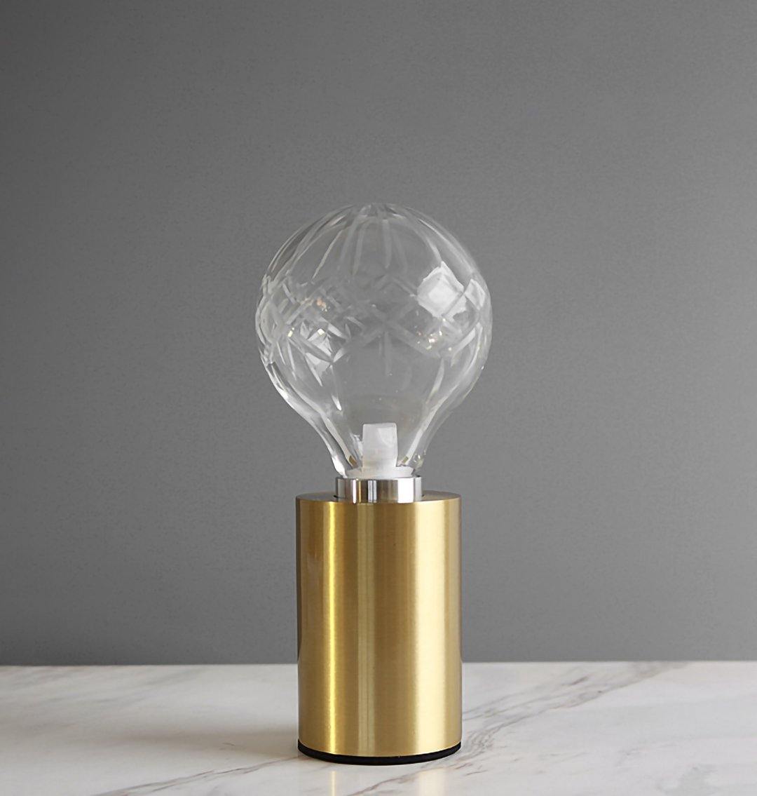 Lámpara de mesa con bombilla de cristal