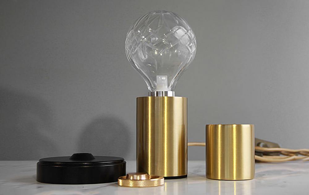 Lámpara de mesa con bombilla de cristal
