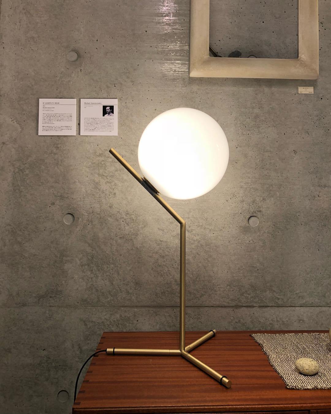 Lámpara de mesa con luces IC