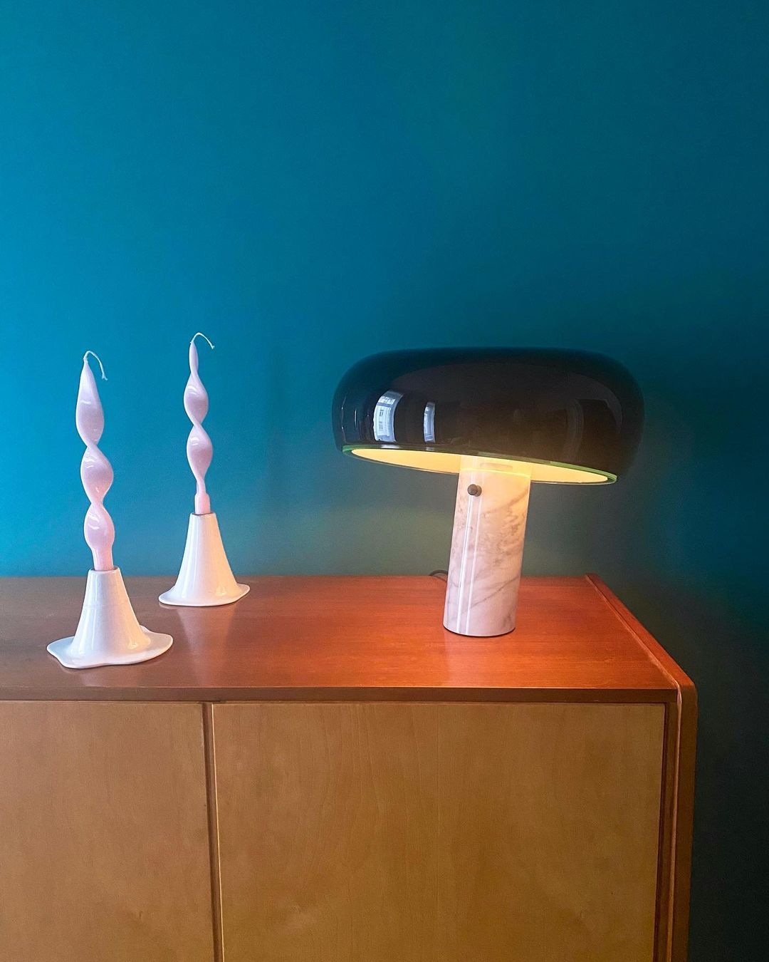 مصباح طاولة من الرخام الفني