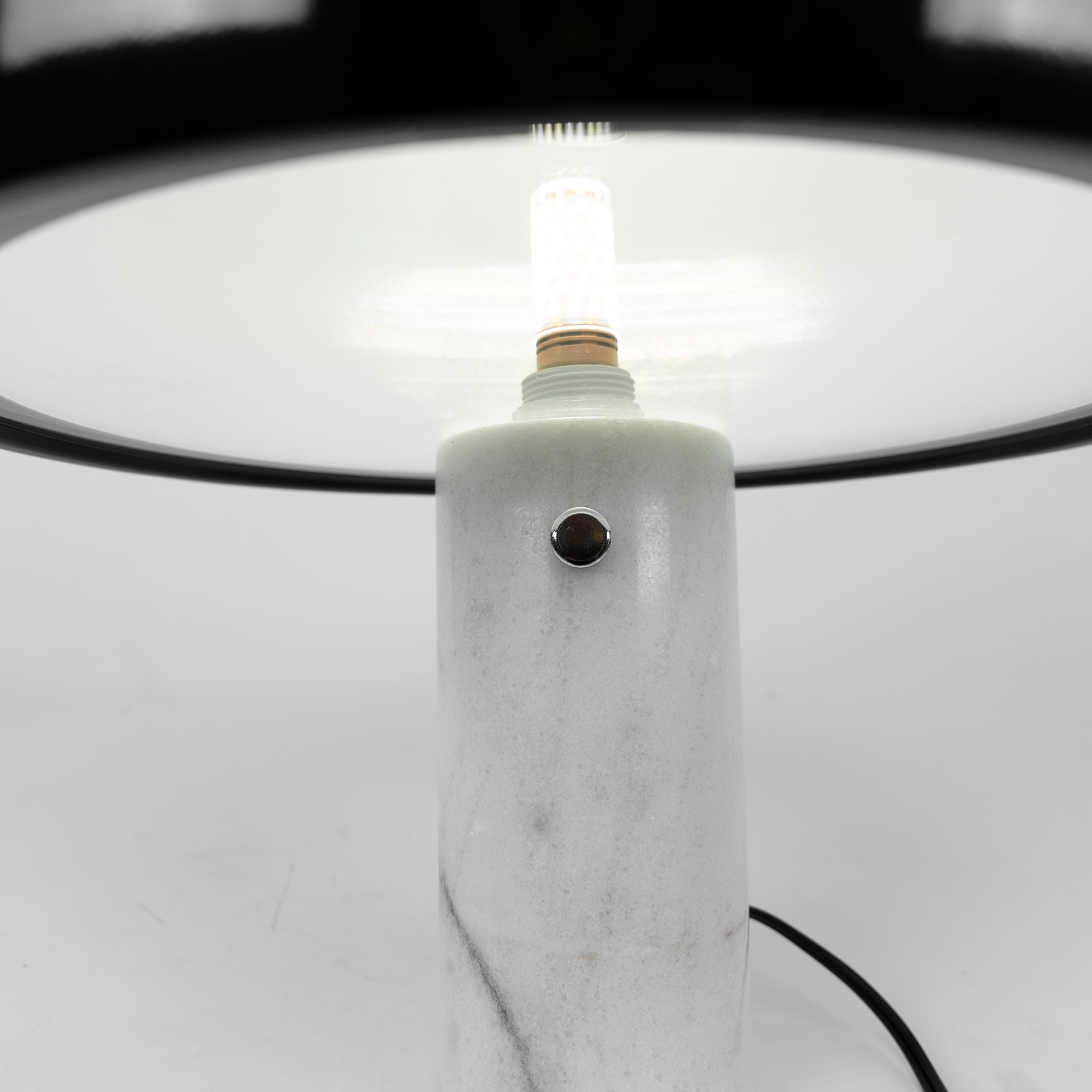 مصباح طاولة من الرخام الفني