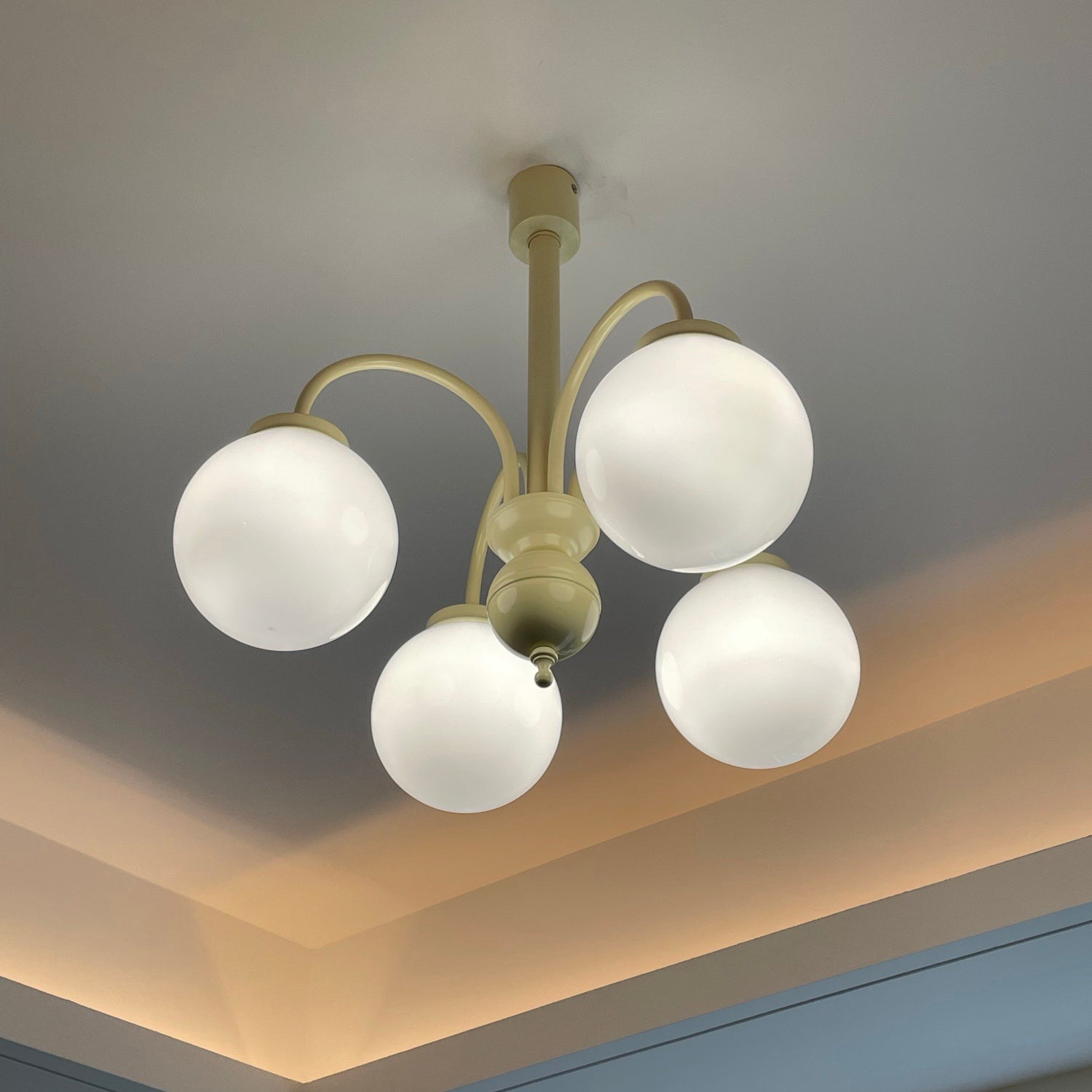 Kronleuchter in Vanillecreme
