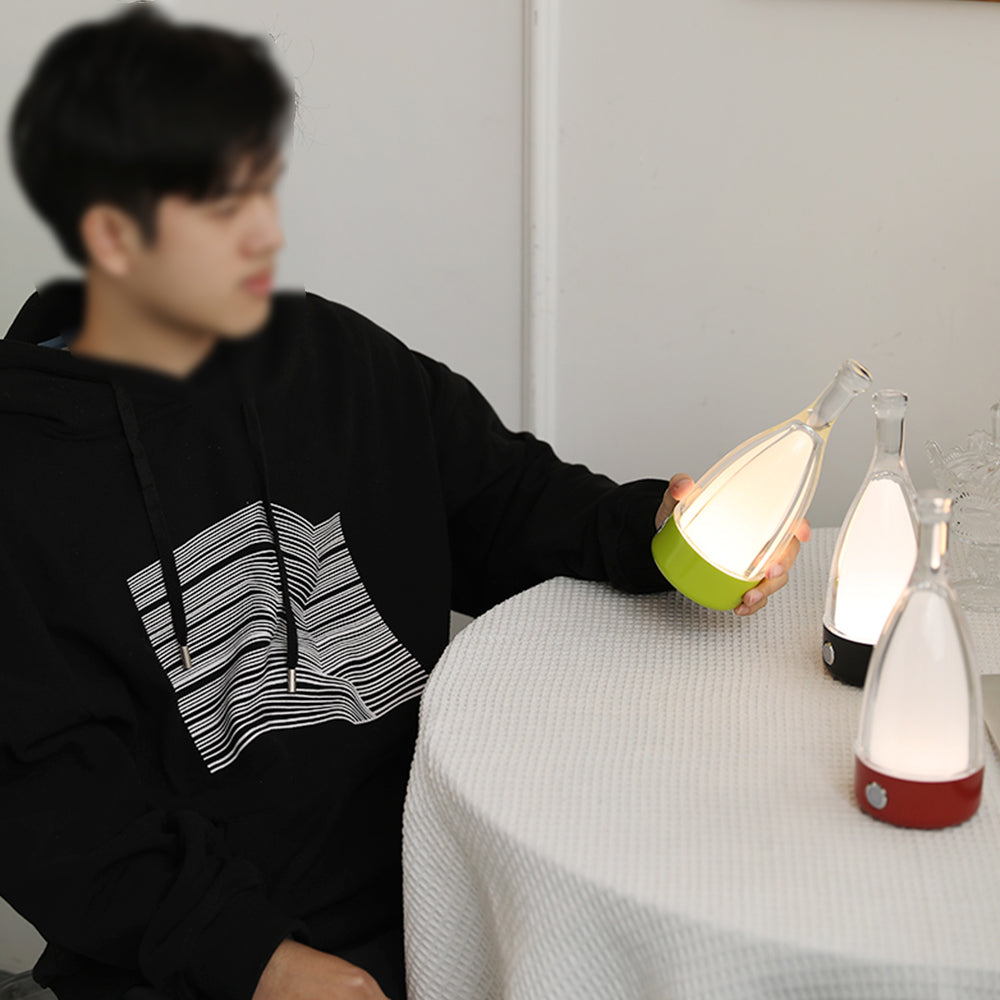 مصباح طاولة على شكل زجاجة نبيذ